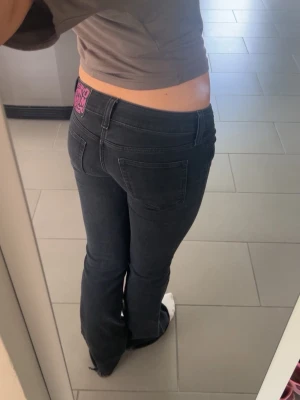 Svarta bootcut jeans från weekday - Bootybei jeans från weekday, cheap monday. Andvända relativt mycket, slitna på byxbenen färgen är lite urtvättad men inget man tänker på! Nypris 399. Storlek W26/L30