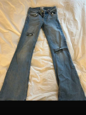 Lågmidjade jeans - hålen är gjorde själv. innerbenslängd 74cm & stretchig midja
