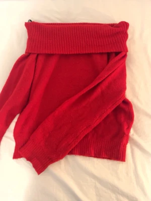 Röd polotröja från H&M - Snygg röd stickad polotröja från H&M med bred ribbad krage och muddar vid ärmslut och nederkant. Perfekt för att hålla värmen under kyliga dagar. Klassisk modell som är lätt att matcha med jeans eller kjol. Perfekt till Jul.