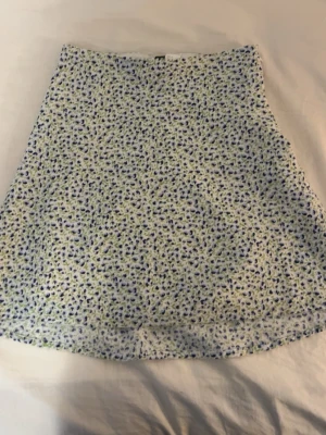 Grön kjol från H&M - En grön och super somrig kjol från H&M. Perfekt för midsommar t.ex och är jätte fin till nästan allt.