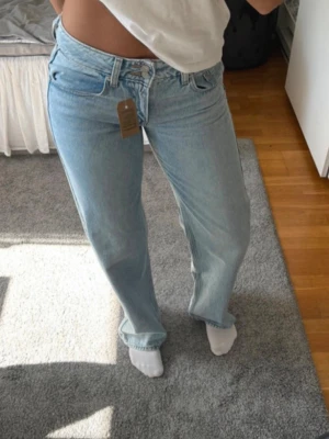Lågmidjade loose Levi’s jeans  - Helt nya med prislappen kvar! Men passade tyvärr inte mig. Är storlek 27 i midjan. 