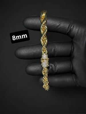 Guldpläterat Cordell Armband med diamantlås  - Vi säljer ett snyggt Guldpläterat cordell armband med diamantlås! 💎 Längden är ungefär 22-23 cm lång! Den är tjock ungefär 8mm! Endast 399kr! Just nu fri frakt! Var mycket snabba endast till 21:00 frifrakt!