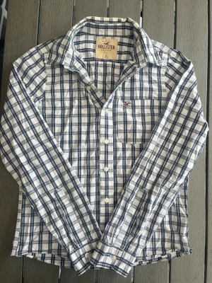 Hollister california flanell skjorta vintage flanellskjorta surf malibu - Riktigt snygg och eftertraktad Hollister California flanell skjorta. fint skick inga fel storlek passar M 171-183 cm kan även passa mindre L kan ta mått vid behov. Endast 338kr ej hugget i sten kom gärna med frågor och prisförslag har även mycket mer liknande i min profil alla storlekar kolla gärna stor rabatt vid köp av flera 😁✌️