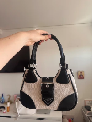 Beige och svart handväska  - Jättefin svart beige väska helt oanvänd inga skador 