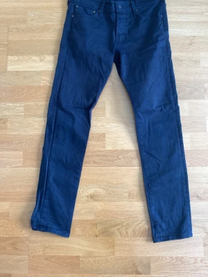 Jack&Jones Slim Glenn Svart - Hej! Jag säljer ett par feta jeans från Jack&Jones! Byxorna är i storlek W32 L32! Priset kan diskuteras! Kontakta gärna för frågor! 