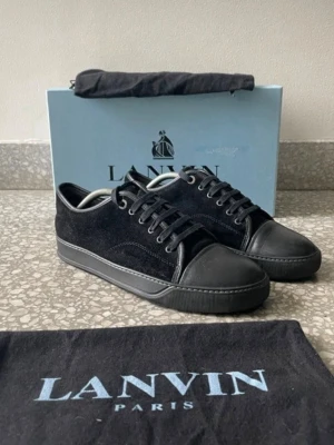 Svarta lanvins med matt toe cap med svart sula  - Säljer nu ett par svarta lanvin med matt toe cap, mockan är som den ska vara förutom en jätte lite skada som inte alls syns( kan skicka bild privat)🔥🧐vid någon fundering skriv bara och är öppen för prutning. Passar de flesta storlekar, dustbag och box följer med ✅❤️😃med svart sula 