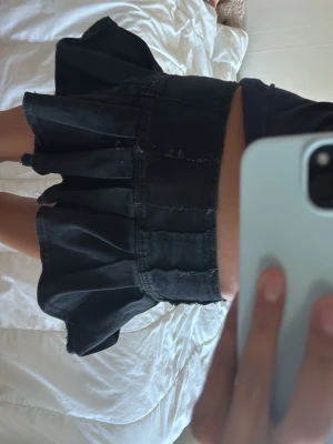 Svart volangig minikjol - Säljer en svart jeans volangkjol kjolen har ingen strl men måtten finns på bilderna!