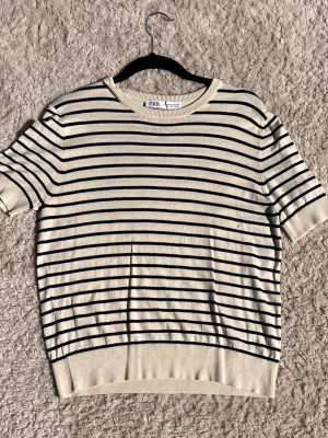 Randig kortärmad topp från Zara - Snygg randig kortärmad topp från Zara. Aldrig använd men lappen är borttagen, så där är i mycket bra skick💕