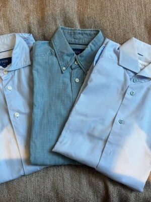 3st Skjortor från Eton - 3st klassiska skjortor från Eton med knappar framtill och krage. Skjortan har en stilren design och är tillverkad i mjuk bomull som känns skön mot huden. Perfekt för dig som gillar en clean och tidlös look.