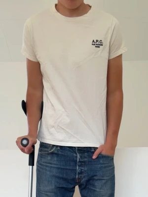 Vit APC T-shirt  - Vit APC T-shirt i kvinnostorlek XL men sitter som en normal herr M! Bra skick utan nåra defekter och hör gärna av er vid frågor elr funderingar! 