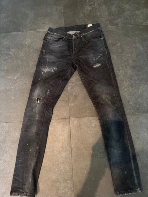 Dondup George jeans  - Väldigt snygga svarta Dondup George jeans med slitningar i skinnet fit. Storlek 29. Nypris 3899kr