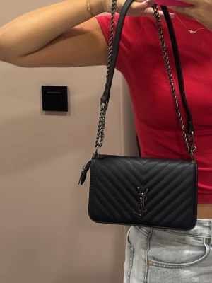 YSL classic cassandre väska - Säljer en ny köpt ysl väska som är en akopia av den riktiga. Man kan använda väskan på två olika sätt då bandet går att justeras så de även kan bli en axelväska. Passar till allt och har mycke utrymme på insidan då det rymmer mycket i den. Skriv vid frågor💓köpt för 950kr. (Kan tänka mig att sänka priset)