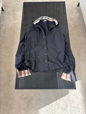 Svart burberry skjorta - Svart burberry skjorta använd fåtal gånger. Skjortan är i bra skick och storlek M, men passar även för S. Skriv frågor vid funderingar! Priset är inte hugget i sten🚨