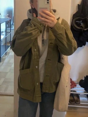 Grön jeansjacka - Grön jeansjacka från hm i stl XXS men passar upp till S skulle jag säga! Fint skick och finns inte längre att köpa✨