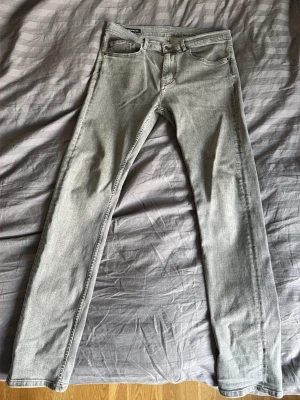J.Lindberg jeans - Säljer ett par ljusgrå skinny jeans med high waist. Bra skick/ knappt använda, storlek 31 32