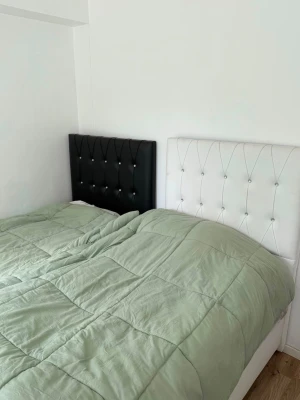 Säng paket - Säljer två sänggavlar, en i svart och en i vitt konstläder med dekorativa knappar och rutmönster. Passar till dubbelsäng eller som separata gavlar. Snygg och modern design som ger sovrummet en lyxig känsla. Pris kan diskuteras.