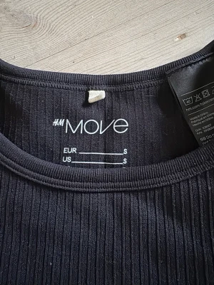 Träningstopp från H&M  - Snygg träningstopp i mycket bra skick!💗