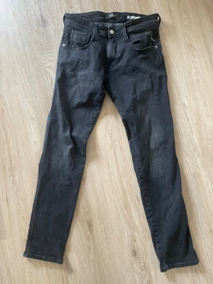 Svarta slim fit jeans från Replay - Säljer nu dessa snygga svarta replay jeansen. Storlek 28 30. Väldigt bra skick. Hör av dig vid funderingar!!