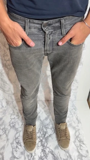 Replay anbass jeans - Säljer dessa Replay anbass i size 29/32| Modell: 183 passar bra | nypris 2000+ mitt pris : 499kr