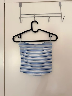 Gina Tricot tube top - En tube top från Gina Tricot. Storlek XS. Säljer då jag aldrig använt den.