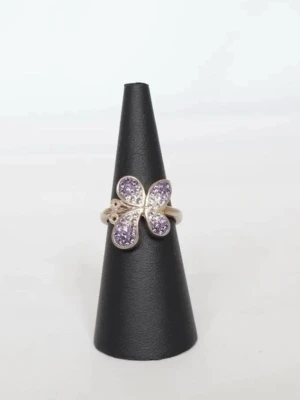 Ring ring med lila glitter  - Snygg guldfärgad ring med en fjäril i lila glitter