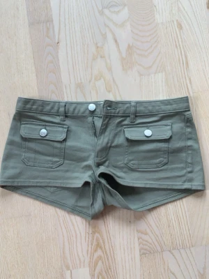 Olivgröna shorts med fickor - Snygga olivgröna shorts i storlek 38, använda endast en gång, går ej att köpa längre. Säljer pga för små för mig.