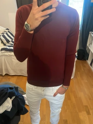 Vinröd tröja från John Henric - Tjena! Jag säljer nu denna stickade tröjan från John Henric😄storlek medium, den är gjord av 100% merino ull🤩pris kan diskuteras vid snabb affär!!! Skriv om du har några frågor! 