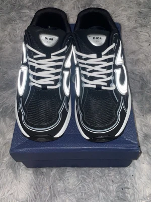 Svarta B30 sneakers  - Riktigt snygga skor. Boxen e lite sönder fast dom är helt nya. Storlek 43