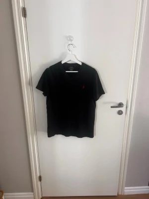 Svart t-shirt med röd logga Polo Ralph Lauren - Jag säljer denna tröja för jag använder alldrig tröjan och den för liten för mig 