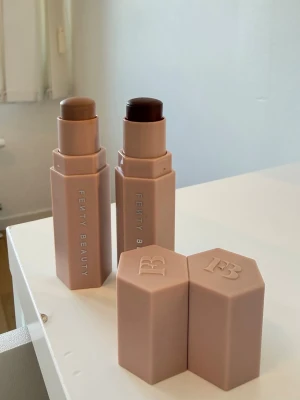 Fenty Beauty Match Stix duo - Två Fenty Beauty Match Stix Contour sticks. En är i färgen espresso och andra färgen är i Amber. Säljer de tillsammans. Produkterna är hel fulla och bara testade.
