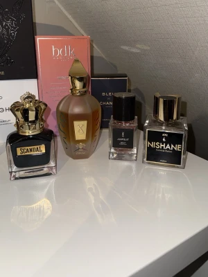 Parfymer säljs/bytes - Säljer och byter bort dessa tre parfymer kan skicka bild för att autentisera flaskorna. Ysl jumpsuit 34/35ml 800kr xerjoff decas 80/100ml 1100kr jpg scandal le Parfum 45/50ml 500kr nishane ani 12/100ml 400kr. 2100kr vid köp av alla