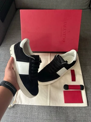 Valentino flycrew  - Hej säljer ett par Valentino flycrew som är en väldigt limiterad sko eftersom dom tillverkas inte längre🌟skick 9,5! Dom är perfekta året om storlek 36