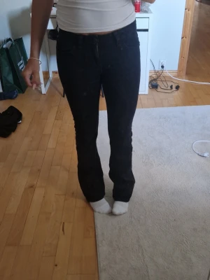 Bootcut jeans S - Finna bootcut jeans i storlek 170 från gina med detaljerade bakfickor