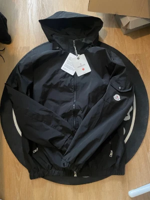 Moncler vindjacka - Använd ett par gånger så det är i jätte bra skick med tag✅Passar XL-XXL‼️Fraktas samma dag