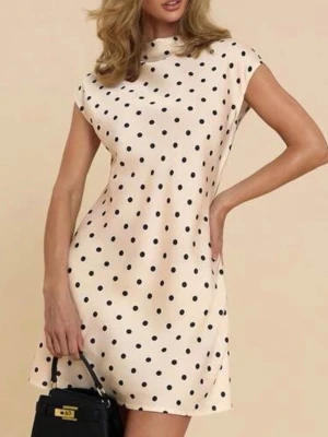 Prickig kort klänning i satin - Snygg kort klänning i ljus satin med svarta prickar. Klänningen har hög hals, är ärmlös och har en rak passform som ger en modern look. Perfekt för dig som gillar trendiga och lekfulla plagg med en retrovibe🖤