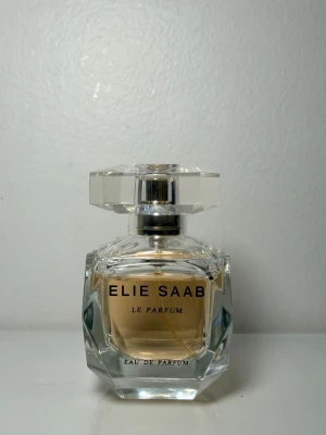Elie Saab Le Parfum Eau de Parfum - En elegant och feminin doft från Elie Saab i den vackra, exklusiva originalflaskan. Parfymen är använd och cirka 60–65 % finns kvar. Flaskan är i fint skick och passar perfekt för dig som uppskattar eleganta och lyxiga dofter. ✨