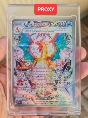Charizard EX Proxy  Pokémonkort  - Säljer ett färgstarkt Charizard EX Pokémonkort med holografisk yta. Kortet är en proxy och levereras i ett genomskinligt plastskydd. Perfekt för art decoration eller som spelkort till Pokémon TCG. Motivet visar Charizard i starka färger med tydliga detaljer.