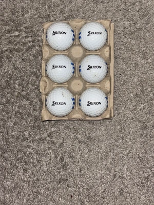 6 st vita golfbollar från Srixon - Säljer ett set med sex vita golfbollar från Srixon. Bollarna har klassisk dimple-yta och levereras i en enkel kartonghållare. Perfekt för dig som vill fylla på golfväskan inför säsongen.