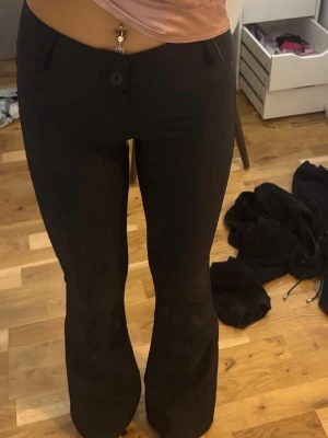 Svarta bootcut kostymbyxor - Säljer kostymbyxor från gina tricot