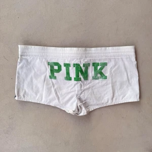 victoria’s secret pink low waist shorts  - fina vintage vs pink shorts som kan bäras foldover 💚 de har en worn in look med lite blekt text och slitningar på midjebandet som är modellen 💚 leverans inom 24h midjemått 46,5 platt (justerbar) lite gulnad på insidan av midjan men borde gå bort- allt syns på bilderna shortsen är i mycket bra vintage skick  