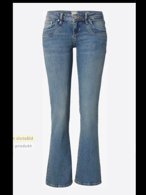 Ljusblå lågmidjade bootcut jeans från LTB  - Supersnygga slutsålda lågmidjade ljusblå bootcut jeans från LTB🩵i storlek W27 L30💕                              Midjemått= 2x38=76cm                                         Innerbenslängd=79cm 