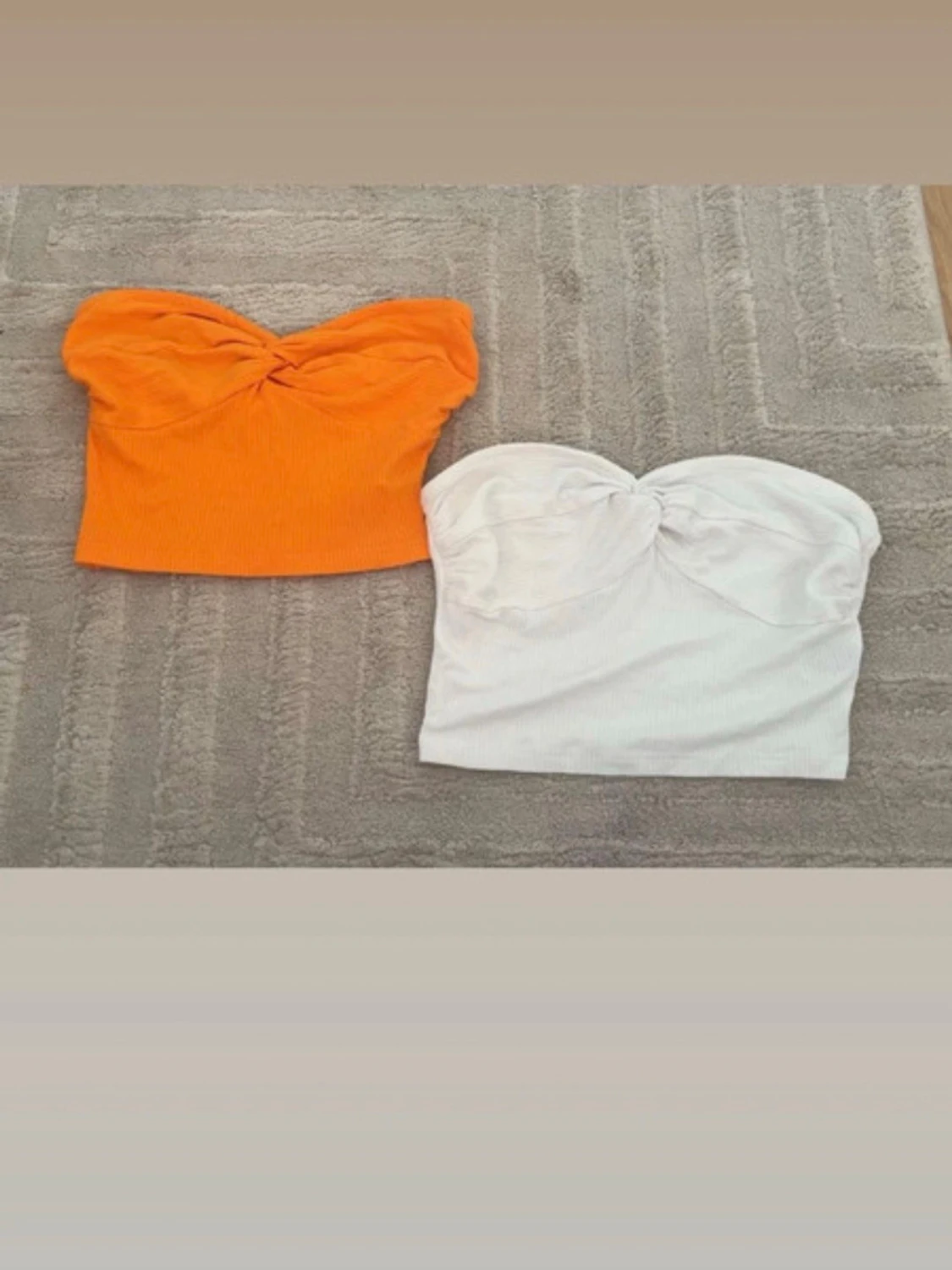 Två bandeau tubtoppar i orange och vitt