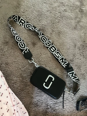 Svart axelväska Marc Jacobs - Svart Marc Jacobs väska som inte är äkta men som ser äkta ut använt en gång 