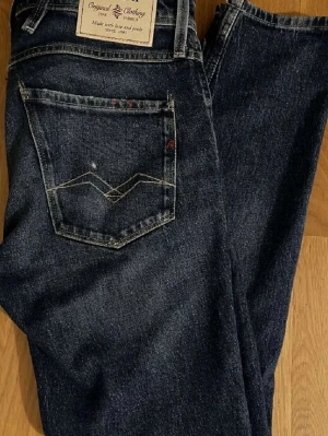 Replay anbass jeans - Ett par riktigt snygga Replay jeans i modellen anbass i storlek W29 L30. | Nypris 1899 | Vårat pris endast 440 | Fint skick! Hör av dig om du har frågor!🔔