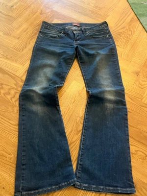 Lågmidjade bootcut jeans från Bigstar - Mörkblå jeans som tyvärr inte passat mig:( midja 39 cm och innerbenslängs 79cm. Sitter väldigt lågmidjat! Köpa på Vinted, bara testade av mig