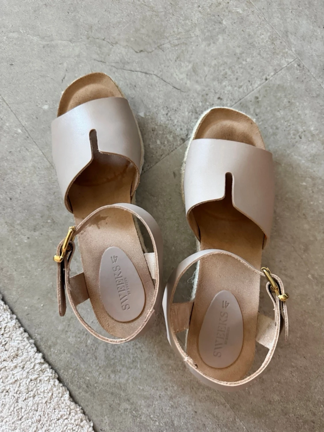 Beige platåsandaler med kilklack - 2
