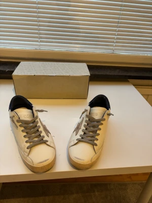Golden goose  - Hej, säljer mina smått använda Golden goose. Storlek 42. Hör av er vid funderingar!