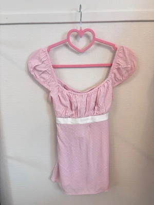 Rosa prickig babydoll med puffärm - Säljer denna slutsålda jättesöta babydoll toppen i XS, från Hollister. Inga bilder på för den är för stor för mig. Har tecken på användning såsom fläck och tråddragning. 