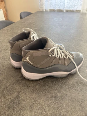 Air Jordan 11s Cool Grey - Storlek: 42, använt bara några få gånger och fortfarande i väldigt bra skick. STARTPRIS: 600kr