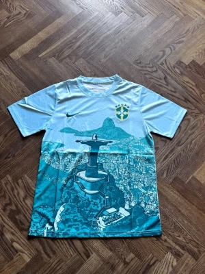 Brasilien Grön Rio De Janeiro Fotbollströja - Brasilien Grön Rio De Janeiro Fotbollströja, Tröjan är i Perfekt skick och sitter på storlek S, Har aldrig använts och är i suverän kvalitet. Perfekt för fotbolls älskare 